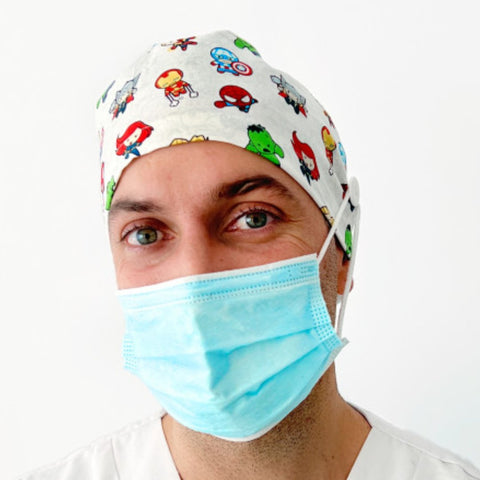 Gorro clínico y quirúrgico para pelo corto o largo con botones que sujetan la mascarilla.